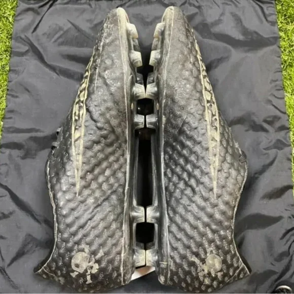 Nike hypervenom phantom 1 rare black color way ( size 9.5)Open to offers